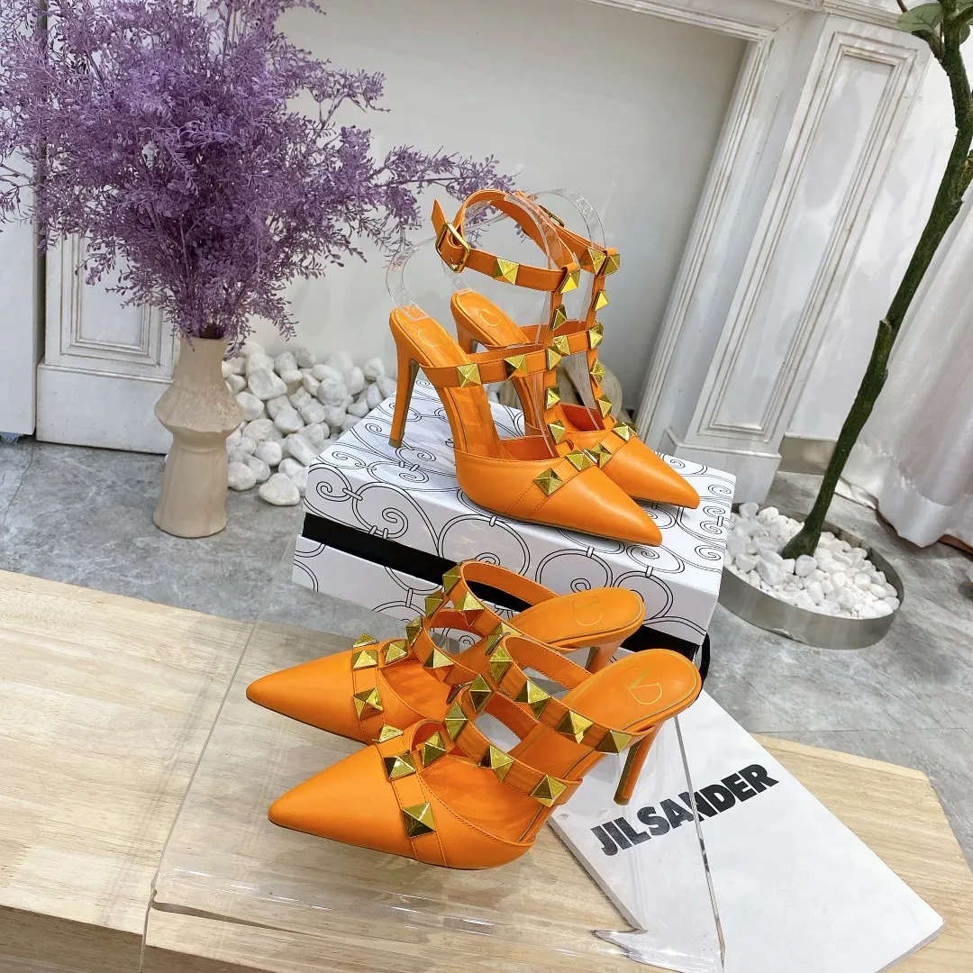 👟👟Ex-factory price 400👟👟 Genuine leather sole +40 (buckle style +10) Valentino Spring and summer new rivet shoes are new☑️ —————————————— The latest golden big rivet elements are full of high-end! Extremely fashionable Heel height: 9.5cm Upper: Matt sheepskin Lining: Sheepskin lining Outsole: Italian genuine leather outsole, rubber sole optional Color: Two styles with 8 colors available Code number: 34-41 (34 and 42 are custom-made and non-returnable) Buckle style: +10 Slippers style: